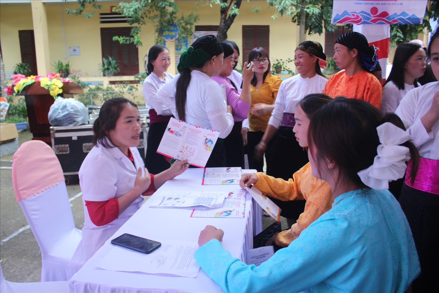 Gói chính sách chính sách hỗ trợ phụ nữ DTTS sinh đẻ an toàn và chăm sóc sức khỏe trẻ em đã trang bị thông tin, kiến thức chăm sóc sức khỏe cho bà mẹ trong thời gian thai kỳ cho phụ nữ DTTS
