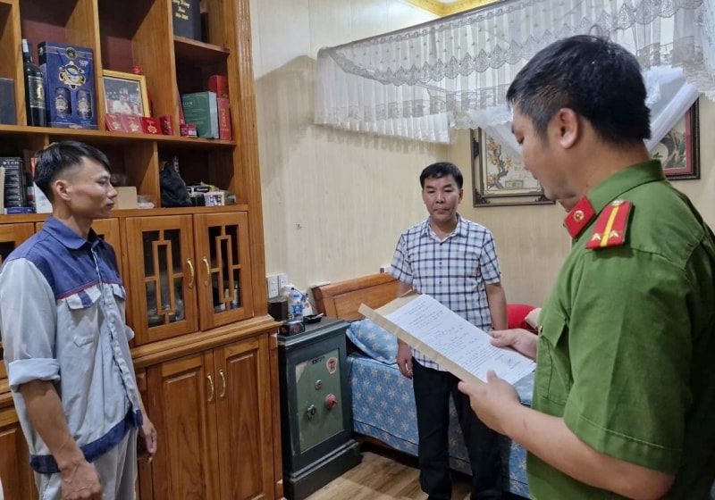Cơ quan Công an thi hành Lệnh khám xét đối với Lê Bật Sơn. (Ảnh: Cơ quan công an cung cấp)