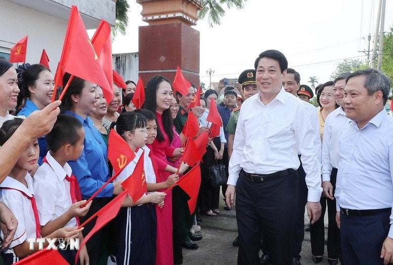 Chủ tịch nước Lương Cường với nhân dân thôn Quảng Chính 6, xã Quảng Hà (tỉnh Quảng Ninh). Ảnh: TTXVN