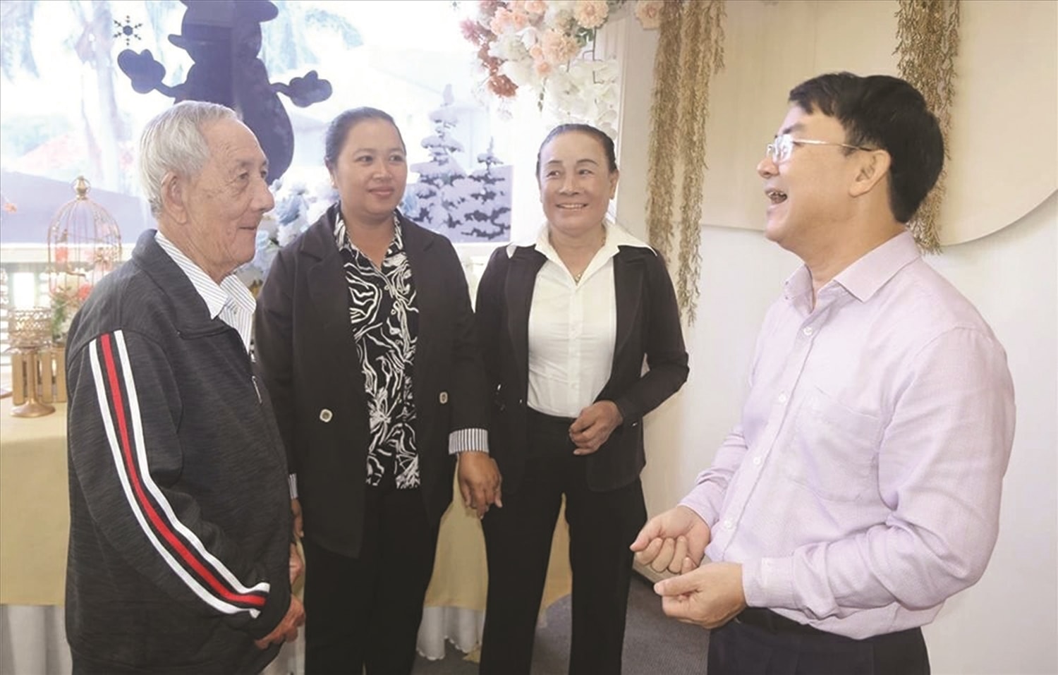 Phó Giám đốc Sở Dân tộc và Tôn giáo Nguyễn Văn Khang trao đổi cùng Người có uy tín trong đồng bào DTTS. Ảnh tư liệu