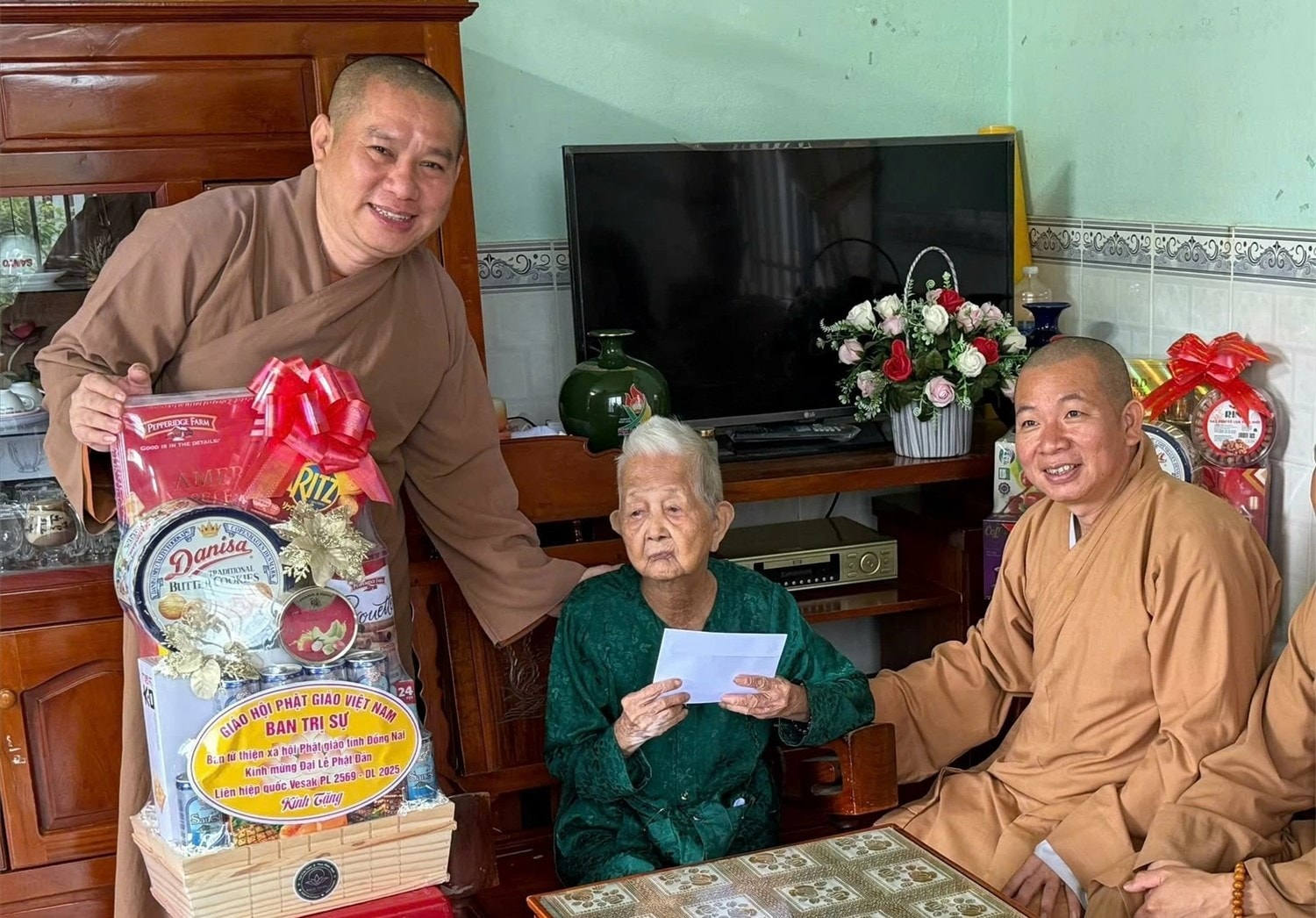 Đoàn Ban Trị sự Giáo hội Phật giáo Việt Nam tỉnh Đồng Nai thăm, tặng quà Mẹ Việt Nam anh hùng vào ngày 1/5/2025 Đoàn Ban Trị sự Giáo hội Phật giáo Việt Nam tỉnh Đồng Nai thăm, tặng quà Mẹ Việt Nam anh hùng vào ngày 1/5/2025