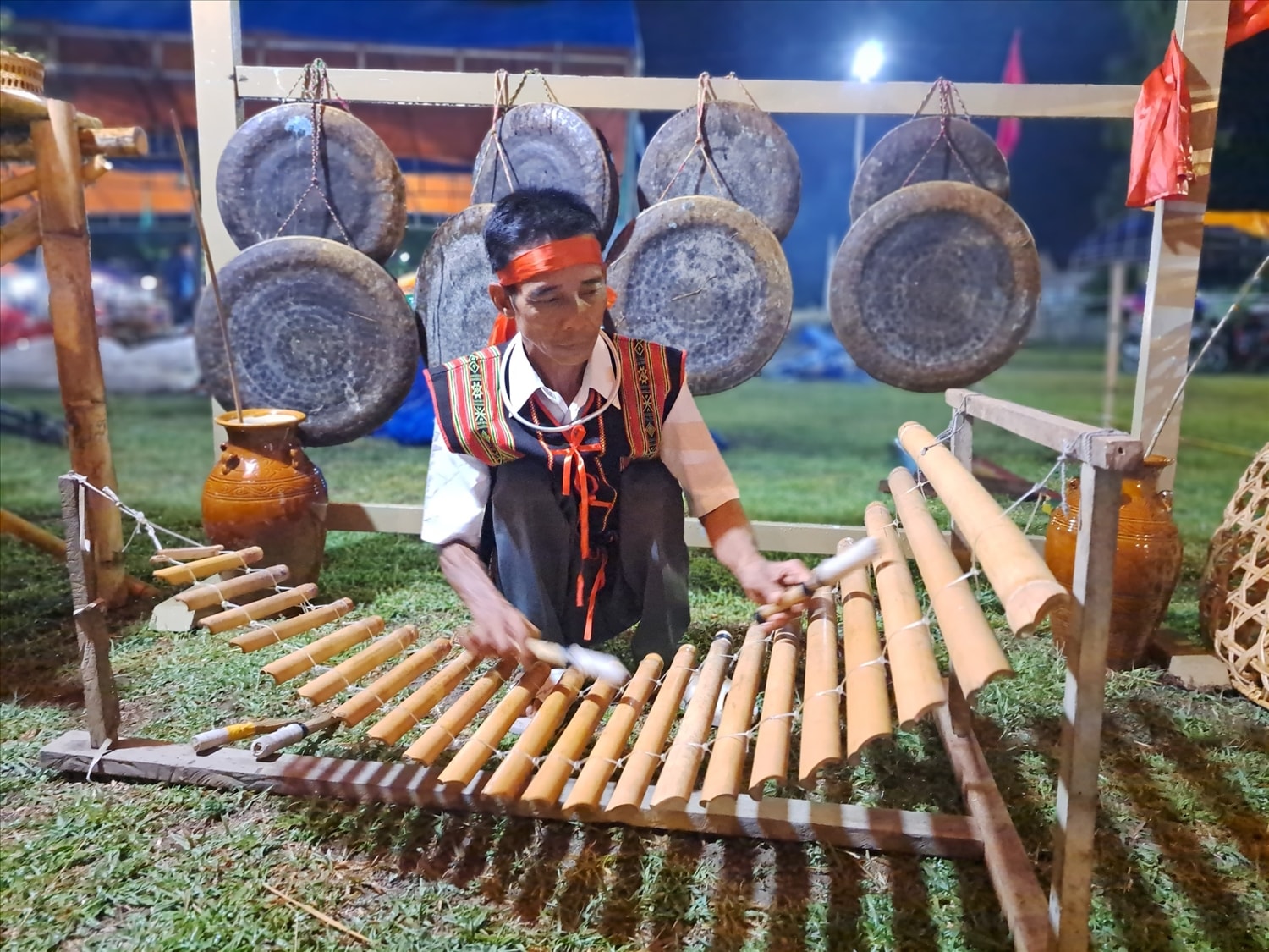 Ông Đinh Văn Đem biểu diễn đàn T'rưng tại Liên hoan âm nhạc đồng bào DTTS ở Vân Canh (Bình Định cũ). (Ảnh Huy Trường).