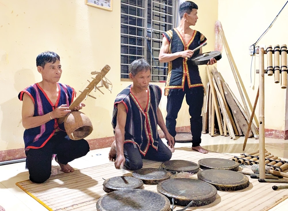 Ông Đinh Thanh Sơn (giữa) đang hướng dẫn biểu diễn cồng, chiêng. (Ảnh Hoài Phan).