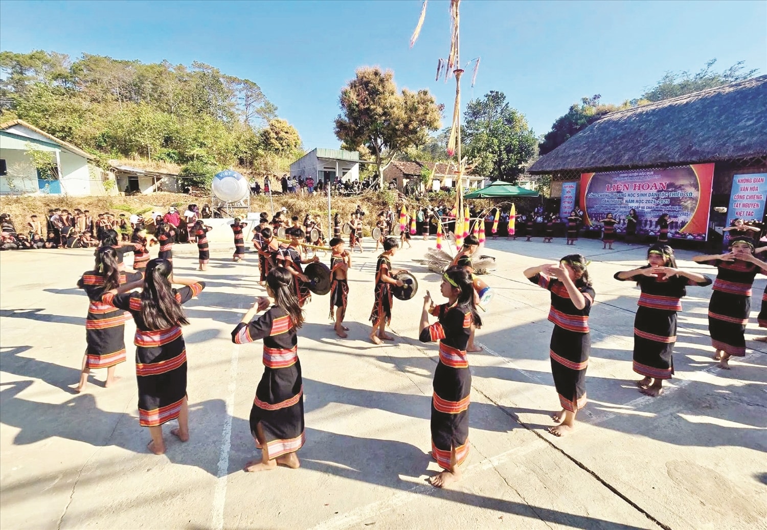 Đồng bào Xơ Đăng ở Đăk Pét biểu diễn trong liên hoan cồng chiêng  tại địa phương đầu năm 2025
