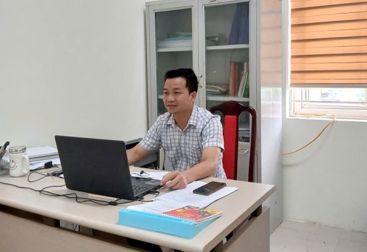 Anh Nguyễn Trường Sinh – cán bộ công chức Phòng Văn hóa – Xã hội xã Hậu Lộc tình nguyện viết đơn lên công tác tại xã miền núi. Ảnh: Minh Hoàng Anh Nguyễn Trường Sinh – cán bộ công chức Phòng Văn hóa – Xã hội xã Hậu Lộc tình nguyện viết đơn lên công tác tại xã miền núi. Ảnh: Minh Hoàng