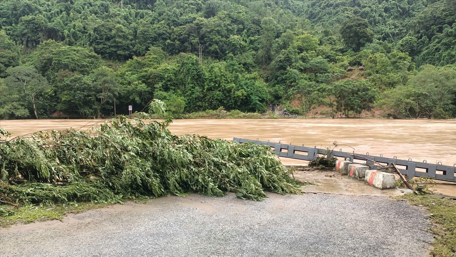 Cầu treo Xốp Mạt - cửa ngõ thông thương của 4 xã vùng trong thuộc xã Lượng Minh tan hoang sau lũ - Ảnh: Thanh Hải
