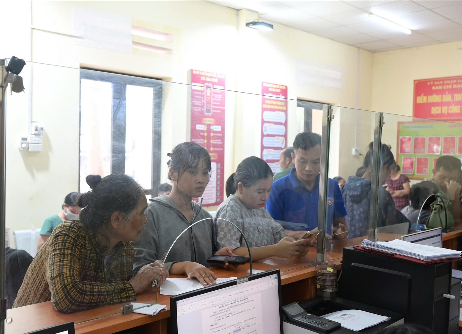 Người dân đến giao dịch tại Trung tâm phục vụ hành chính công xã Gia Phú được đoàn viên, thanh niên hướng dẫn tận tình chu đáo (ảnh Trọng Bảo))