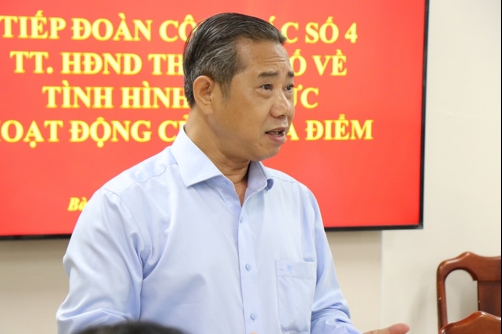 Bí thư Đảng uỷ xã Bà Điểm Nguyễn Anh Tuấn báo cáo với đoàn công tác Hội đồng Nhân dân TP Hồ Chí Minh về tình hình hoạt động của xã Bà Điểm sau sát nhập