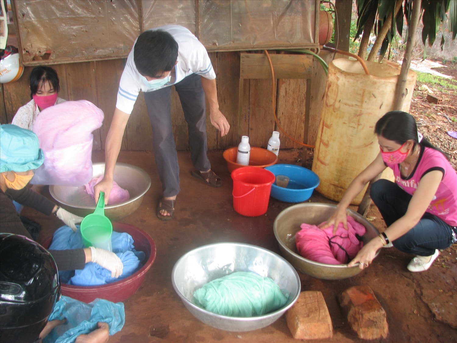 Nhân viên Trung tâm Y tế khu vực Bù Gia Mập hướng dẫn người dân dọn dẹp vệ sinh môi trường, tẩm mùng (màn) phòng, chống sốt xuất huyết. Nhân viên y tế tẩm hóa chất vào mùng cho người dân xã Bù Gia Mập phòng, chống sốt xuất huyết.
