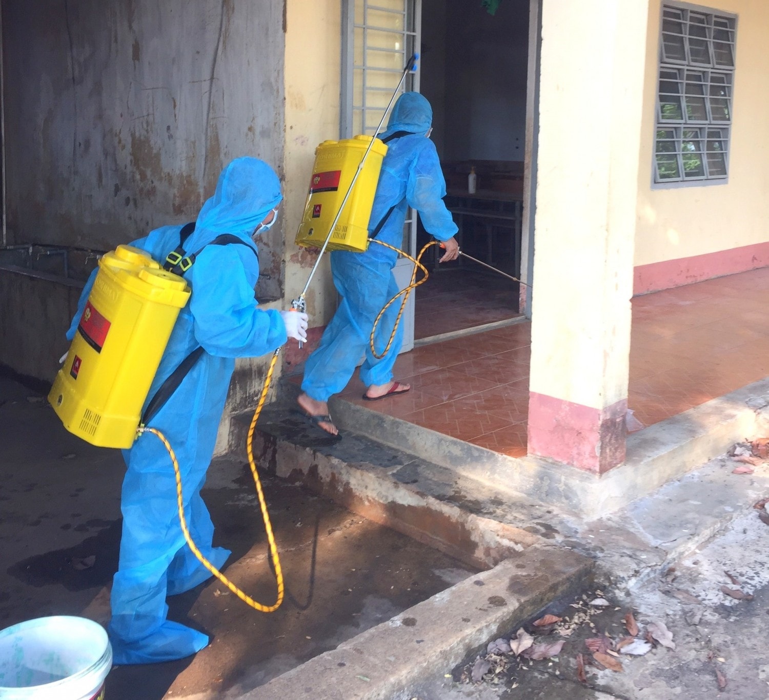 Nhân viên Trung tâm Y tế khu vực huyện Bù Gia Mập, tỉnh Đồng Nai phun thuốc phòng chống sốt xuất huyết cho các hộ dân. Nhân viên Trung tâm Y tế khu vực huyện Bù Gia Mập, tỉnh Đồng Nai phun thuốc phòng chống sốt xuất huyết cho các hộ dân.