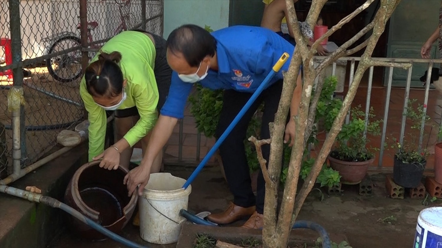Người dân phường Đồng Xoài dọn dẹp vệ sinh, diệt lăng quăng trong vườn nhà để phòng, chống sốt xuất huyết. Người dân phường Đồng Xoài dọn dẹp vệ sinh, diệt lăng quăng trong vườn nhà để phòng, chống sốt xuất huyết.