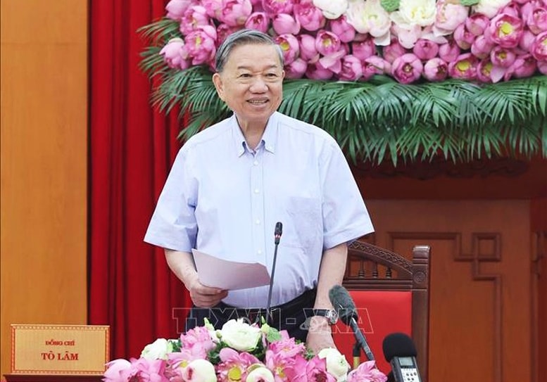 Tổng Bí thư Tô Lâm chủ trì làm việc với Tiểu ban Văn kiện, Thường trực Tiểu ban Kinh tế - xã hội, Thường trực Tiểu ban Điều lệ Đảng Đại hội XIV của Đảng và Thường trực Ban Chỉ đạo tổng kết 40 năm đổi mới về dự thảo các văn kiện trình Đại hội XIV của Đảng - Ảnh: TTXVN