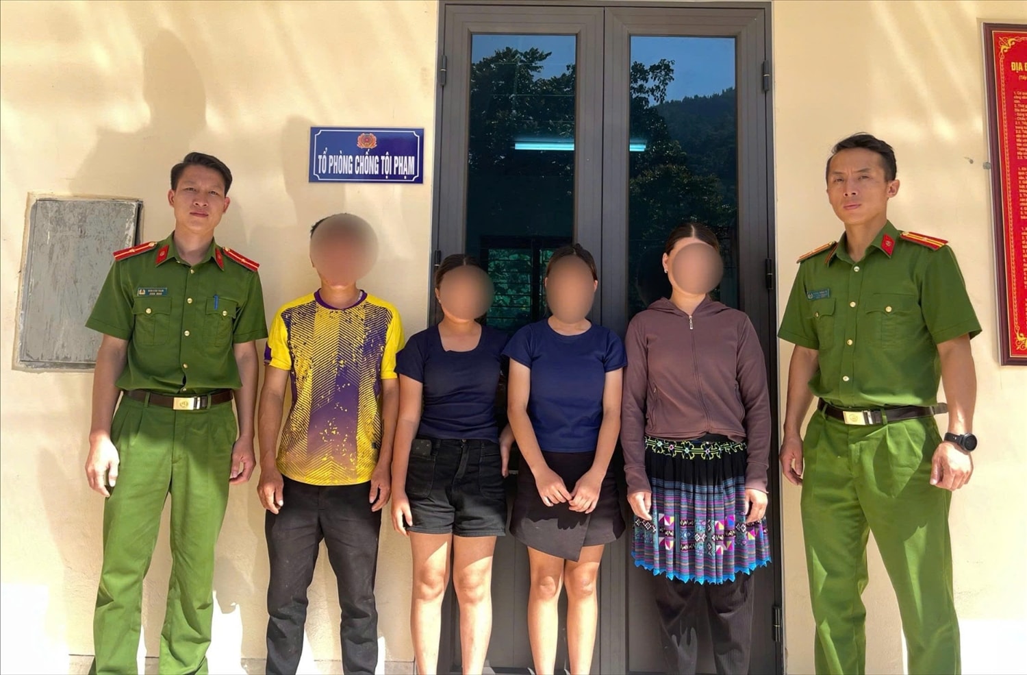 Công an xã Bắc Hà và Công an xã Lùng Phình bàn giao 2 em cho gia đình. Ảnh ITN