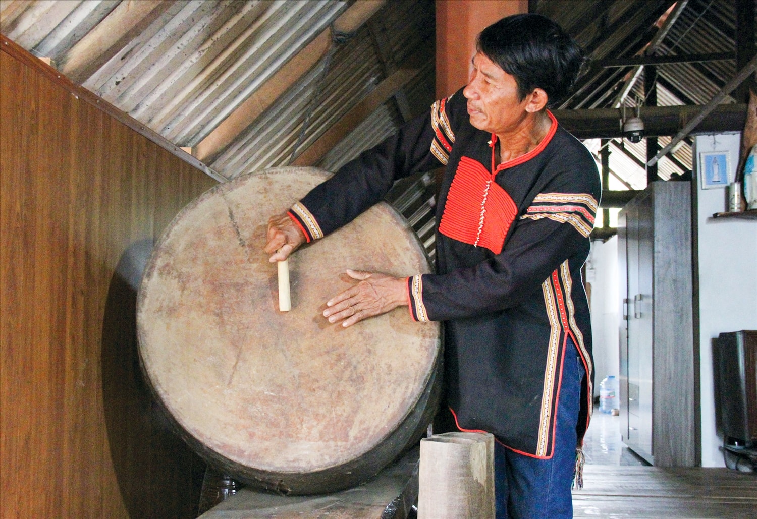 Chiếc trống da trâu quý hiếm được làm từ thân cây gỗ sao nguyên gốc Chiếc trống da trâu quý hiếm được làm từ thân cây gỗ sao nguyên gốc