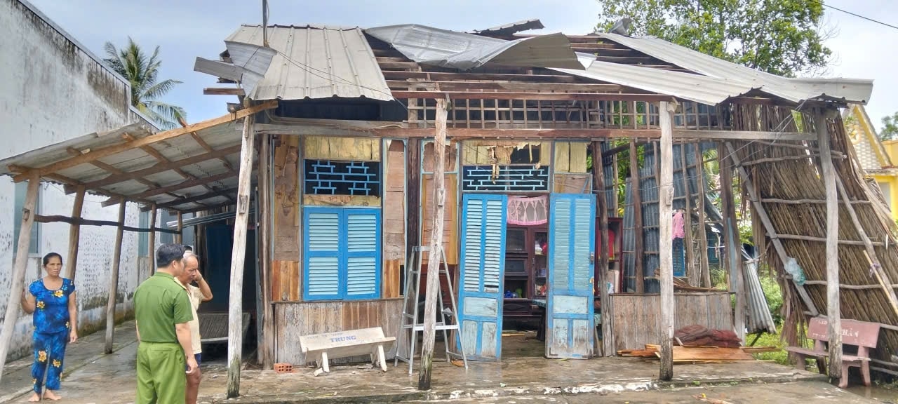 Mưa kèm theo dông lốc đã làm sập, tốc mái nhiều nhà dân ở Cà Mau. Mưa kèm theo dông lốc đã làm sập, tốc mái nhiều nhà dân ở Cà Mau.