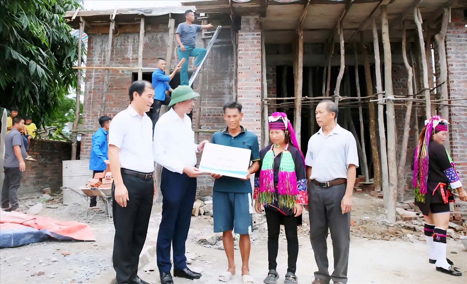 Những ngôi nhà mơ ước được dựng lên đảm bảo an toàn mùa mưa bão cho người dân địa phương - Ảnh Mỹ Dung