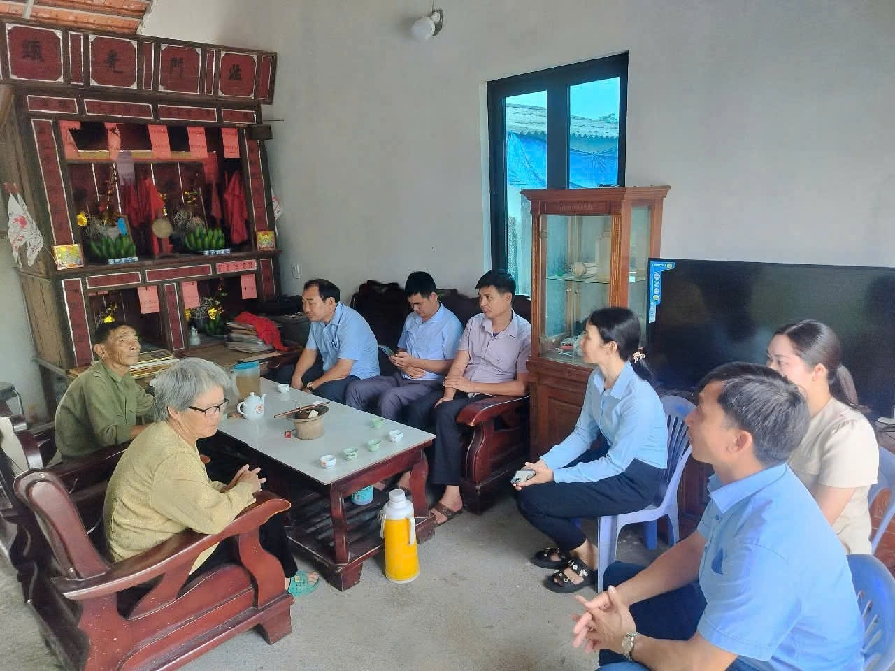 Chính quyền địa phương  thăm hỏi các hộ gia đình được hưởng hỗ trợ xoa nhà tạm - Ảnh Mỹ Dung