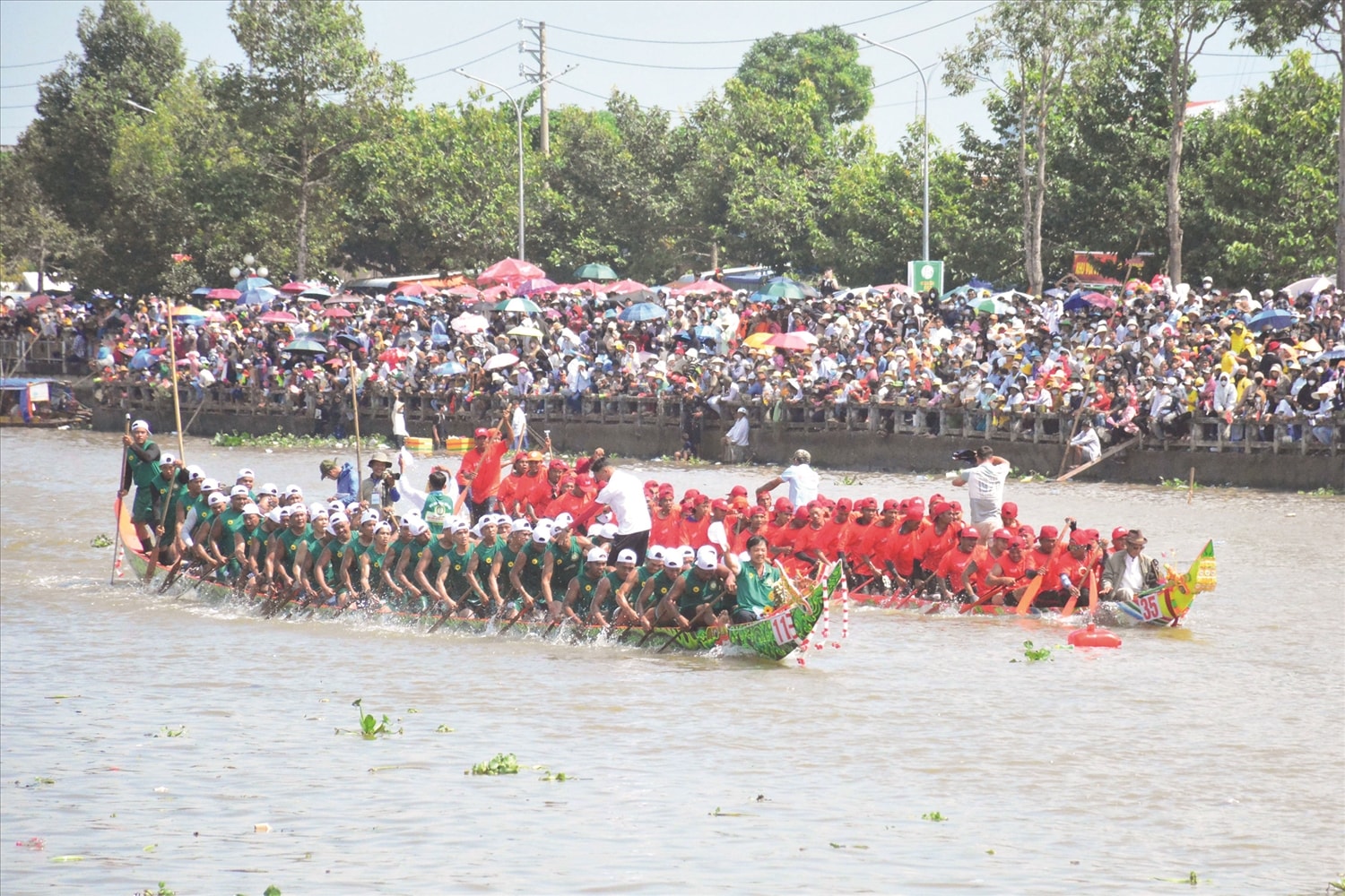 Đua ghe Ngo - một trong những lễ hội được giữ gìn hiệu quả  và là điểm nhấn du lịch của tỉnh Sóc Trăng (cũ)