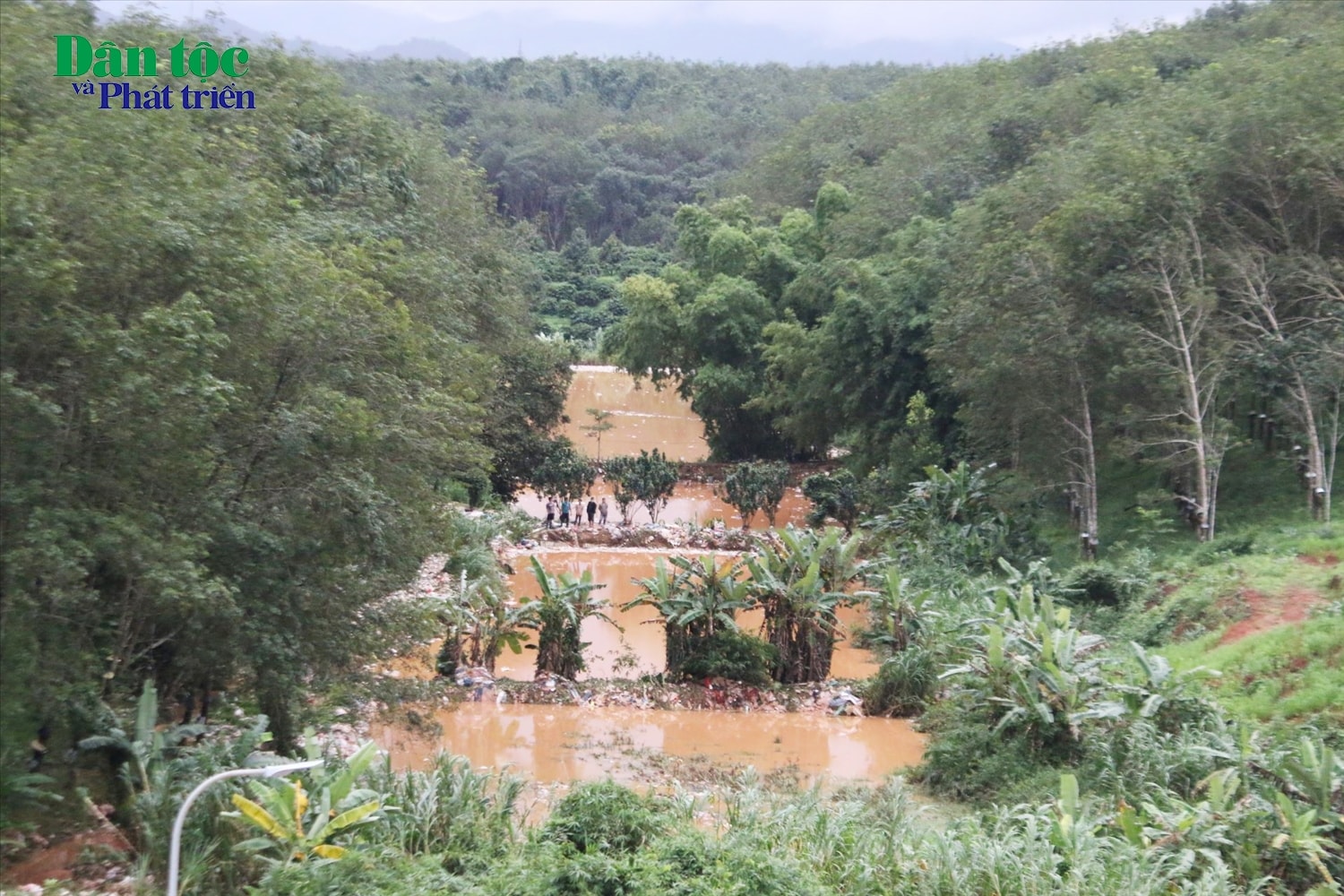 Nhiều ao nuôi cá, hoa màu của người dân ở xung quanh bị đất, rác từ Khu liên hiệp xử lý rác thải rắn Ngọc Hồi trôi ra gây bồi lấp. (Ảnh: Ngọc Chí)