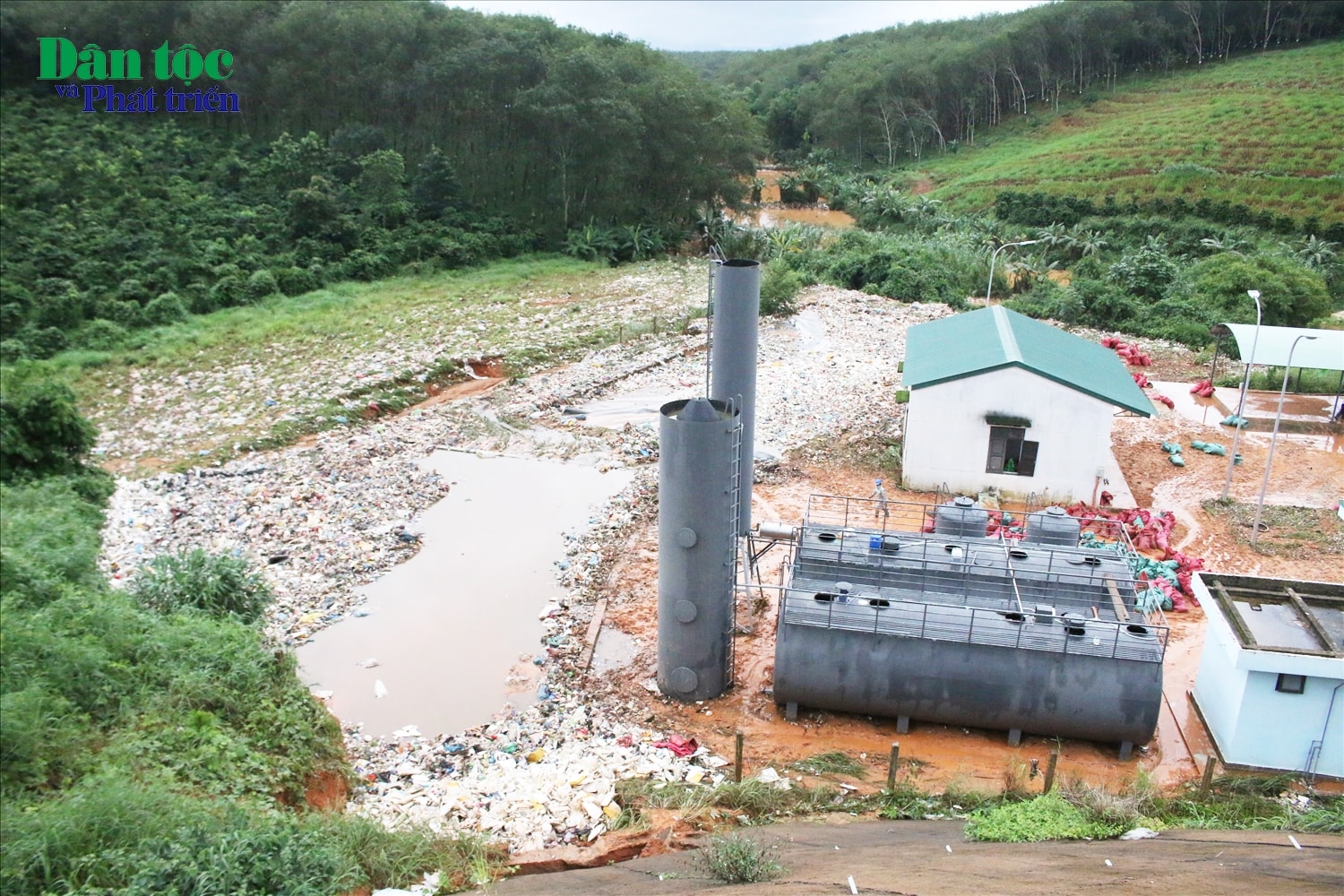 Nhà vận hành, thuộc Khu liên hiệp xử lý rác thải rắn Ngọc Hồi bị rác thải bồi lấp. (Ảnh: Ngọc Chí)