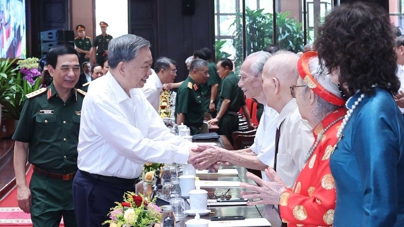 Tổng Bí thư Tô Lâm với các cán bộ lão thành cách mạng. (Ảnh: TTXVN) 