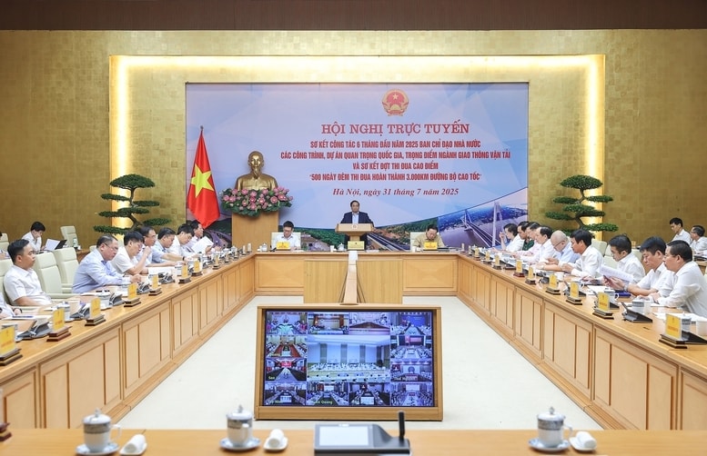 Thủ tướng nhấn mạnh tinh thần tiếp tục phải chạy đua với thời gian, chỉ bàn làm, không bàn lùi và chỉ làm tốt hơn, với tinh thần trách nhiệm cao nhất dứt khoát hoàn thành mục tiêu có ít nhất 3.000 km cao tốc vào cuối năm 2025 mà Đại hội Đảng XIII đã đề ra - Ảnh: VGP/Nhật Bắc