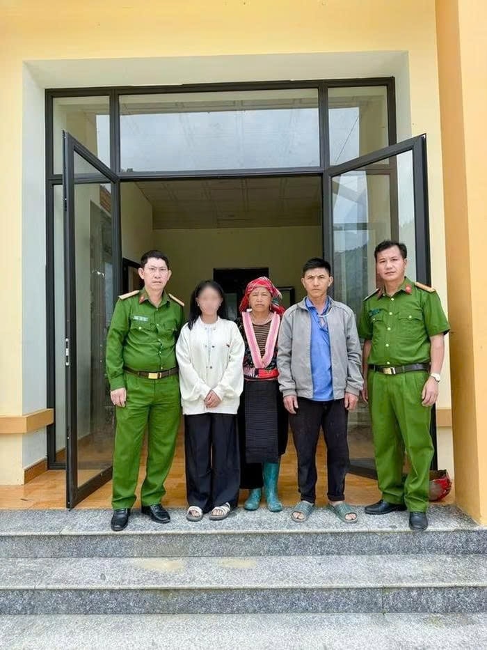 Cháu Vừ Thị Sua đã được lực lượng chức năng đưa về nhà an toàn. Ảnh: Công an Lai Châu