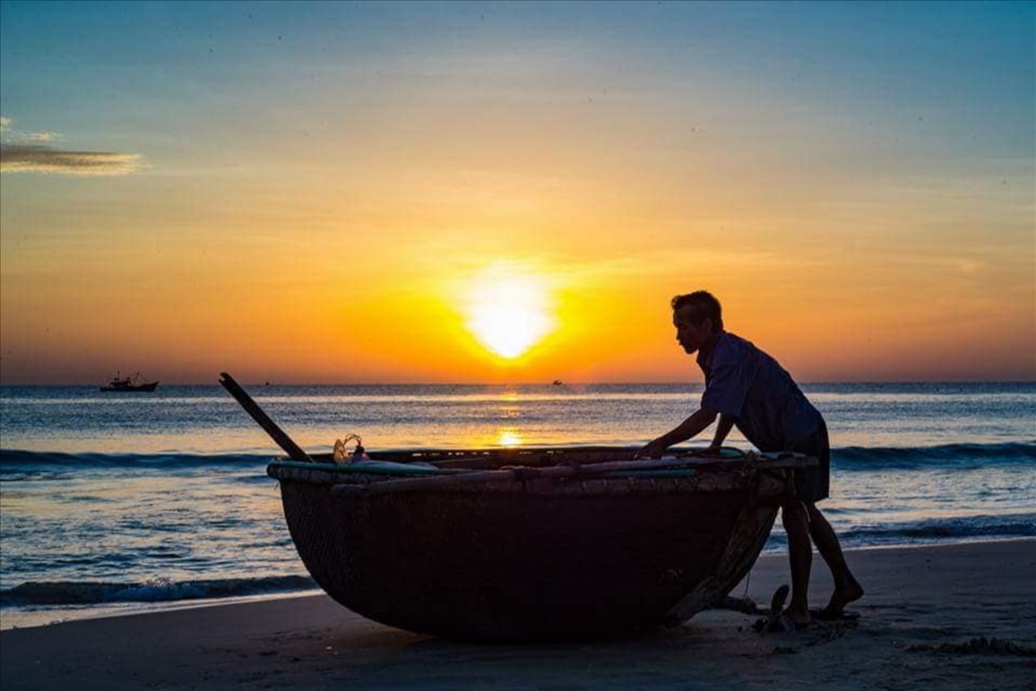 Người dân sống chủ yếu bằng nghề biển, gắn bó mật thiết với nhau qua những mùa biển động, biển lặng.
