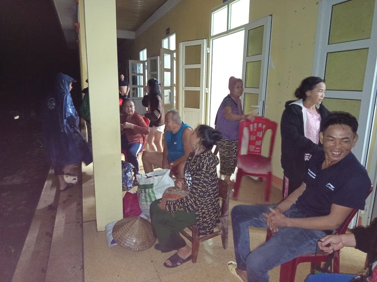 Chính quyền xã Yên Na di chuyển người dân Bản Vẽ lên vị trí an toàn trong đêm 22/7 - Ảnh: Vy Thủy