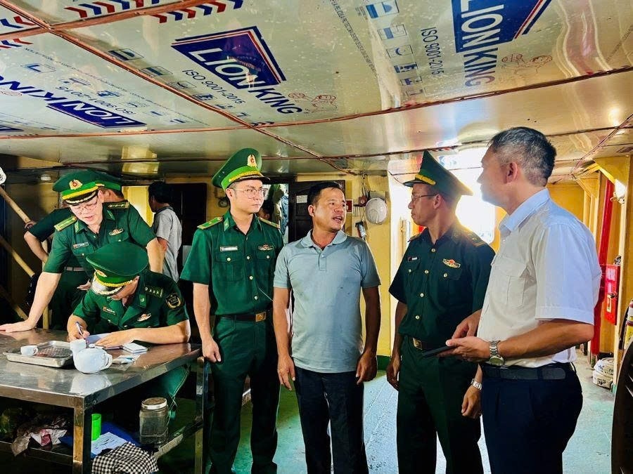 Ngày 31/7, tàu hàng Hải Dương 99 phát hiện 4 thuyền viên lênh đênh trên biển tại vùng biển Thanh Hóa