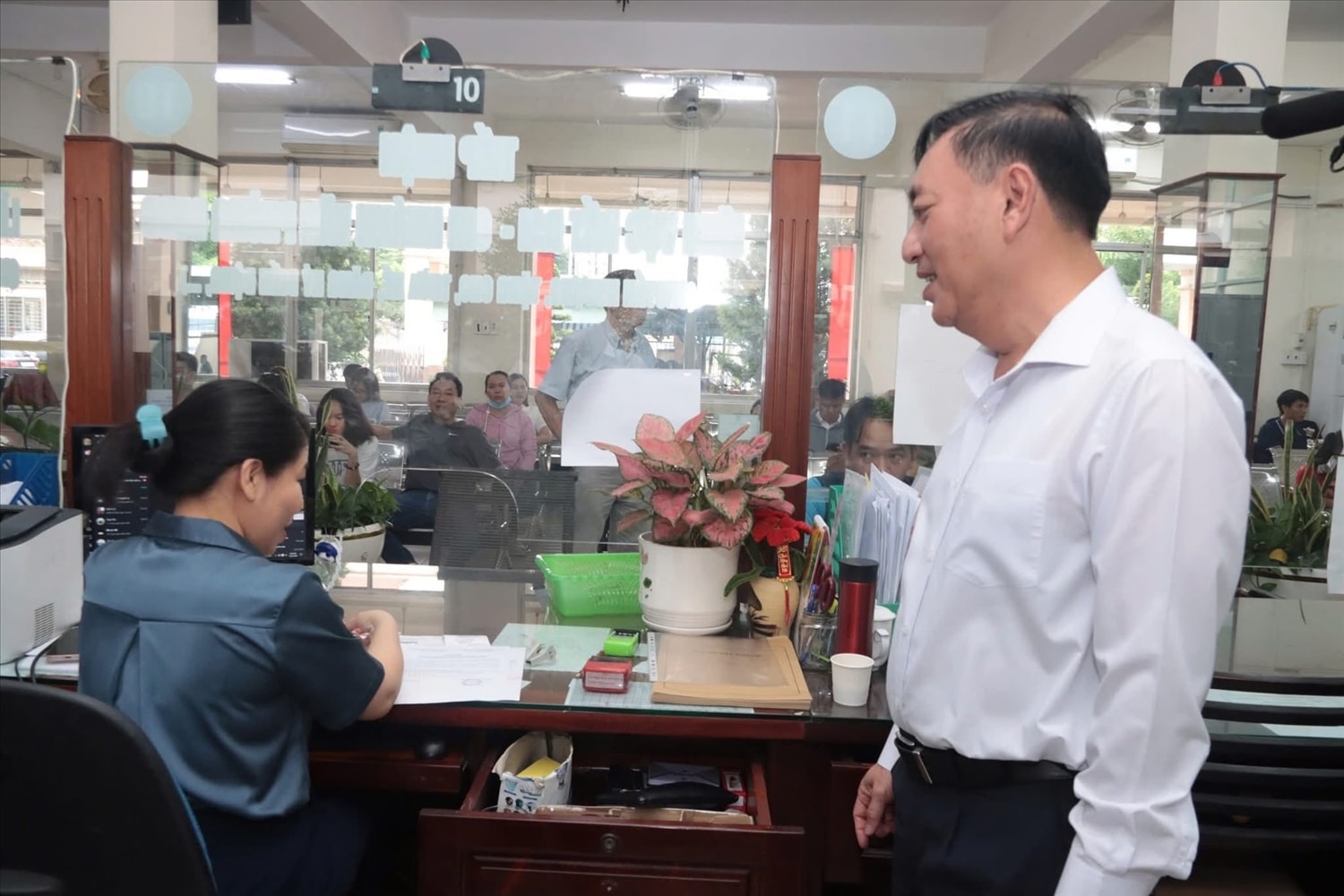 Dựa trển kết quả khảo sát của HĐND, Chủ tịch UBND TP. Hồ Chí Minh chỉ  đạo nhanh chóng giải quyết kiến nghị của các địa phương (trong ảnh:Ông Phạm Thành Kiên (phải) PCT TT HĐND TP khảo sát hoạt động tại Trung tâm Dịch vụ Hành chính công phường Lái Thiêu)