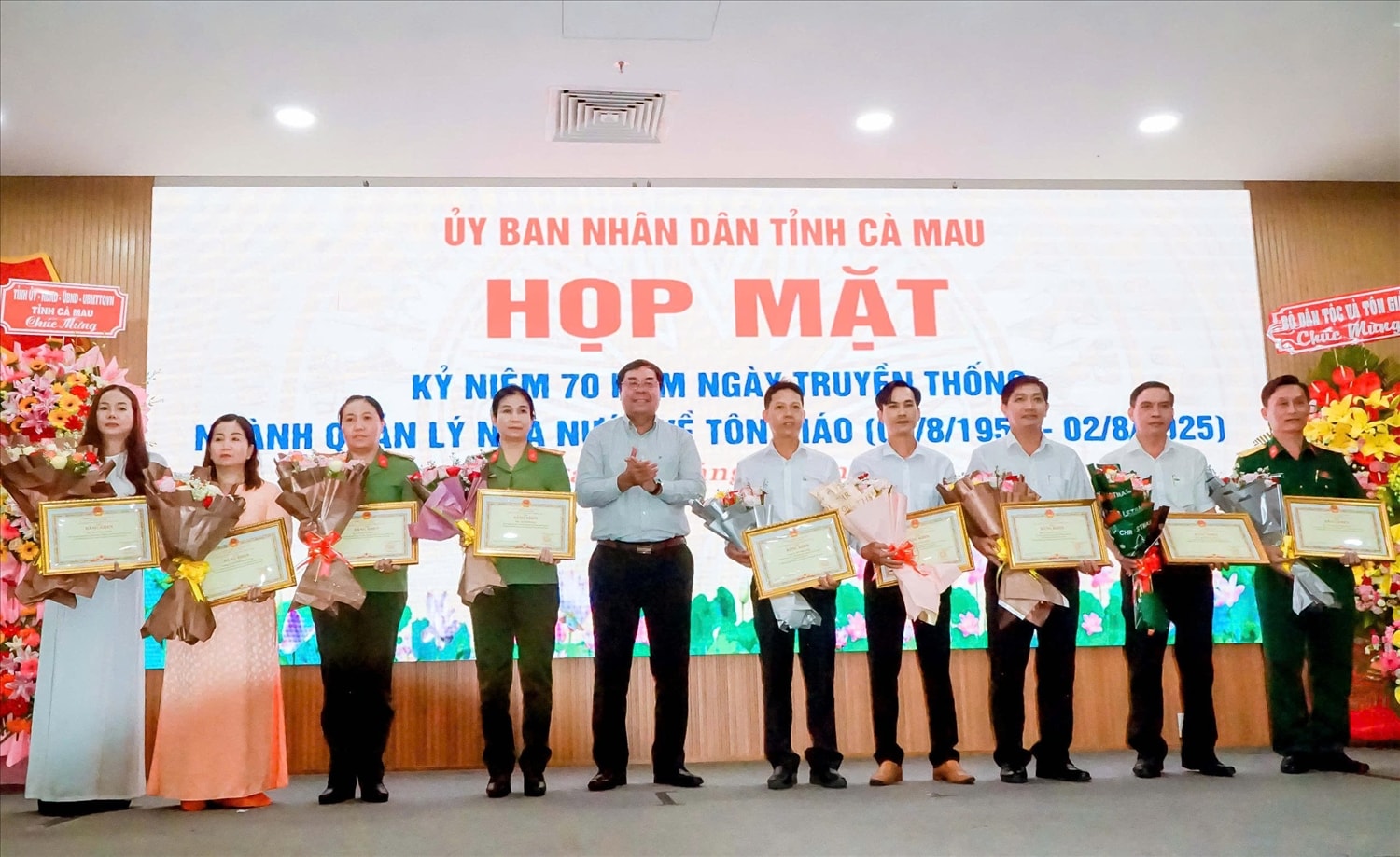 Ông Tào Việt Thắng, Phó Vụ trưởng Vụ Tuyên truyền, công tác dân tộc địa phương (bộ phận Cần Thơ) trao Bằng khen của Chủ tịch UBND tỉnh Cà Mau cho các tập thể ( Ảnh: N. Tâm)