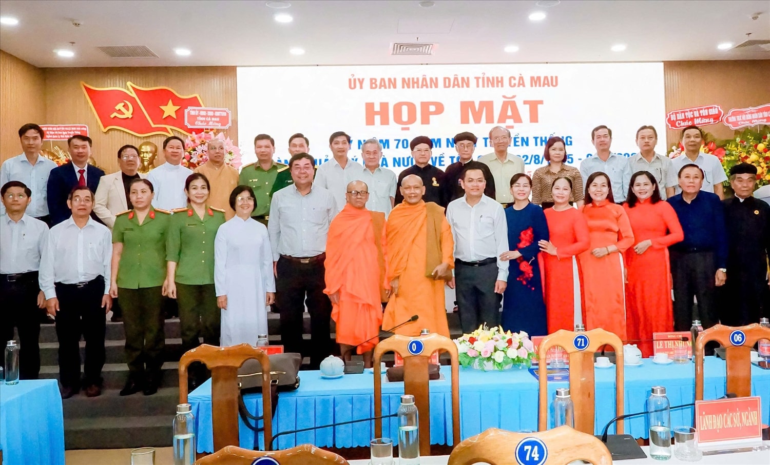 Các đại biểu chụp ảnh lưu niệm tại buổi họp mặt ( Ảnh: N. Tâm) 