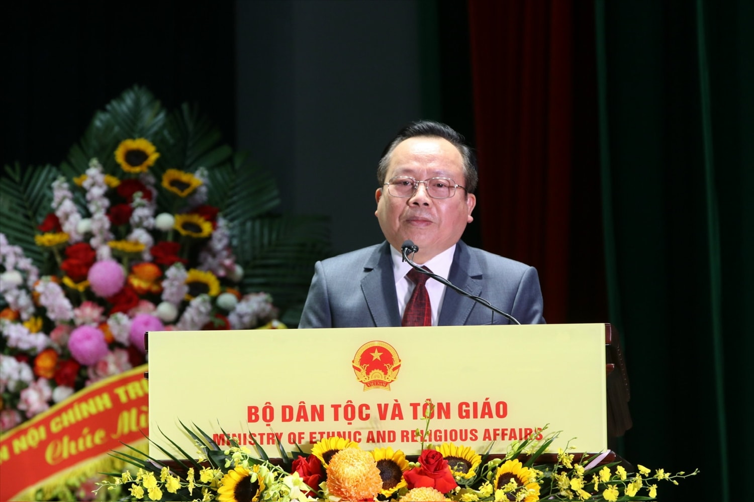 Đại biểu các tôn giáo chia sẻ tại Lễ kỉ niệm. (Ảnh: Hoàng Quý)