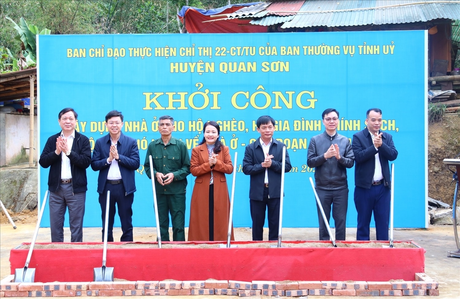 Đại diện lãnh đạo tỉnh Thanh Hóa và huyện Quan Sơn (cũ) tham gia động thổ lễ khởi công xây dựng nhà ở cho các hộ chính sách, hộ nghèo trên đại bàn. - Ảnh CTV Đại diện lãnh đạo tỉnh Thanh Hóa và huyện Quan Sơn (cũ) tham gia động thổ lễ khởi công xây dựng nhà ở cho các hộ chính sách, hộ nghèo trên đại bàn. - Ảnh CTV