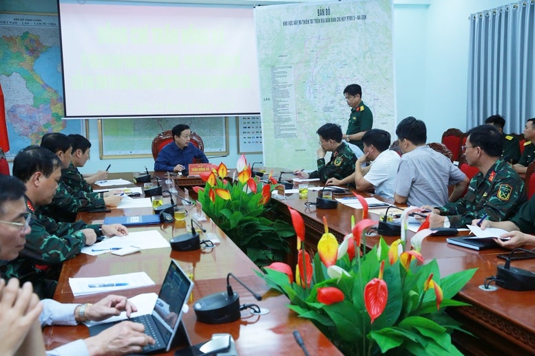 Phó Thủ tướng Trần Hồng Hà nghe các lực lượng báo cáo công tác cứu hộ, khắc phục hậu quả do lũ quét, sạt lở đất gây thiệt hại nghiêm trọng về người, tài sản ở Điện Biên - Ảnh: VGP/Đình Nam Phó Thủ tướng Trần Hồng Hà nghe các lực lượng báo cáo công tác cứu hộ, khắc phục hậu quả do lũ quét, sạt lở đất gây thiệt hại nghiêm trọng về người, tài sản ở Điện Biên - Ảnh: VGP/Đình Nam