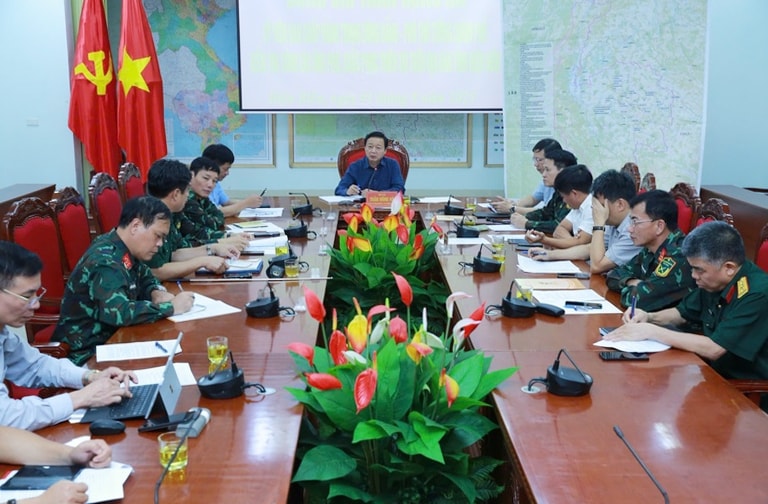 Phó Thủ tướng nhấn mạnh việc tìm kiếm phải được tiến hành càng sớm càng tốt, không để mất thời gian làm giảm cơ hội cứu người; tổ chức chặt chẽ công tác cứu nạn, có chỉ huy trực tiếp tại hiện trường, tuyệt đối không hình thức - Ảnh: VGP/Đình Nam Phó Thủ tướng nhấn mạnh việc tìm kiếm phải được tiến hành càng sớm càng tốt, không để mất thời gian làm giảm cơ hội cứu người; tổ chức chặt chẽ công tác cứu nạn, có chỉ huy trực tiếp tại hiện trường, tuyệt đối không hình thức - Ảnh: VGP/Đình Nam