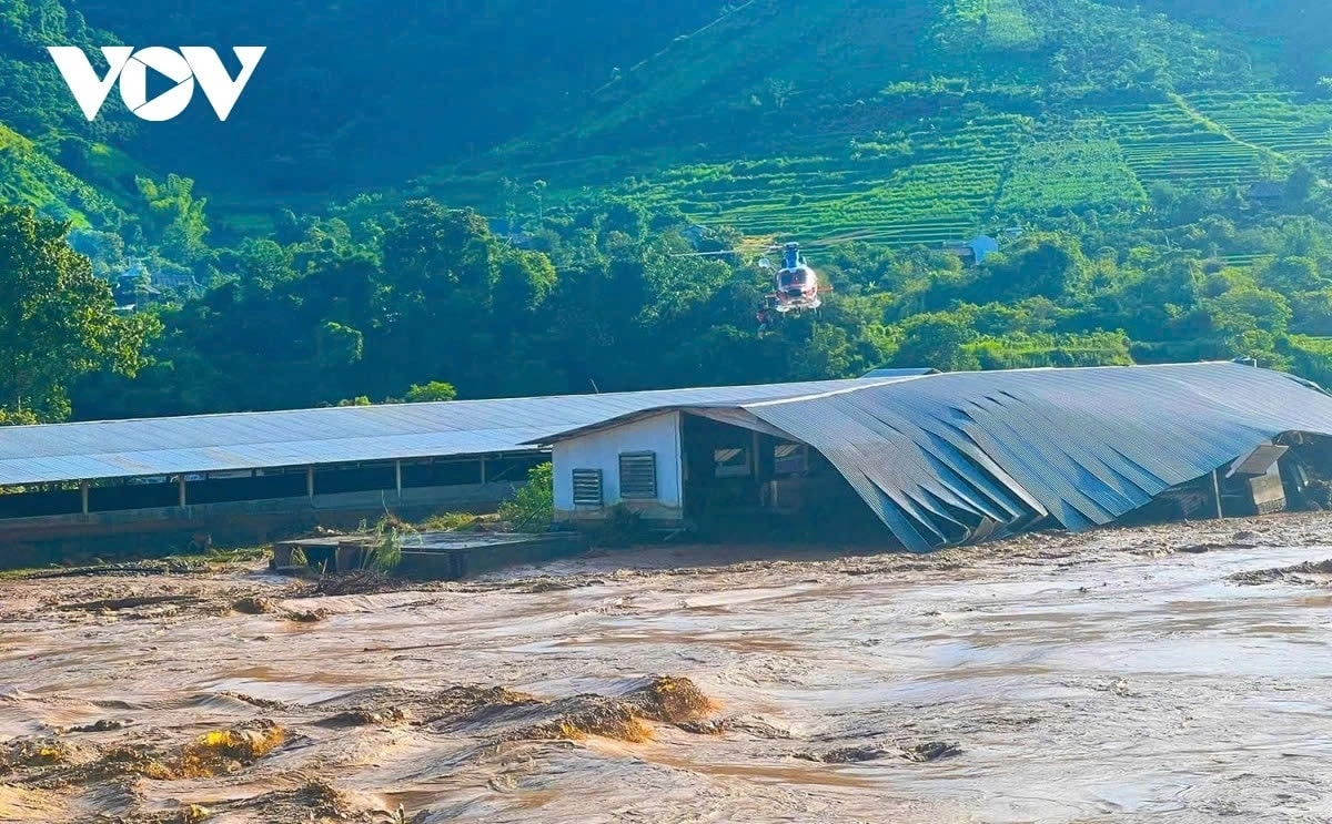 Máy bay tiếp cận khu vực nạn nhân bị mắc kẹt. Ảnh: VOV