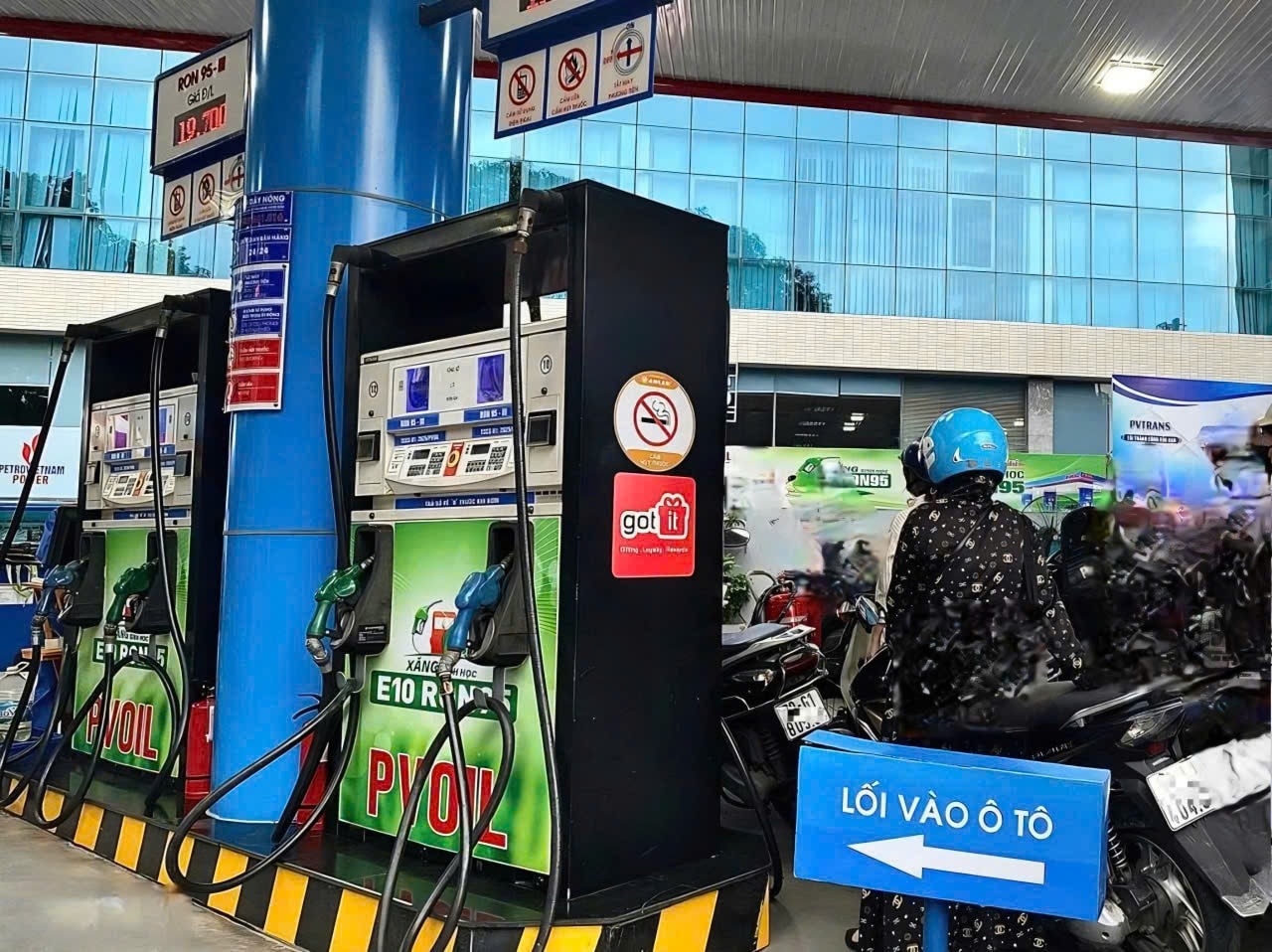 Cửa hàng xăng dầu PV Oil trên đường Thái Thịnh, TP Hà Nội chuẩn bị bán xăng E10 từ ngày mai (Ảnh: Thanh Thương).Ảnh: Báo Dân Trí Cửa hàng xăng dầu PV Oil trên đường Thái Thịnh, TP Hà Nội chuẩn bị bán xăng E10 từ ngày mai (Ảnh: Thanh Thương).Ảnh: Báo Dân Trí