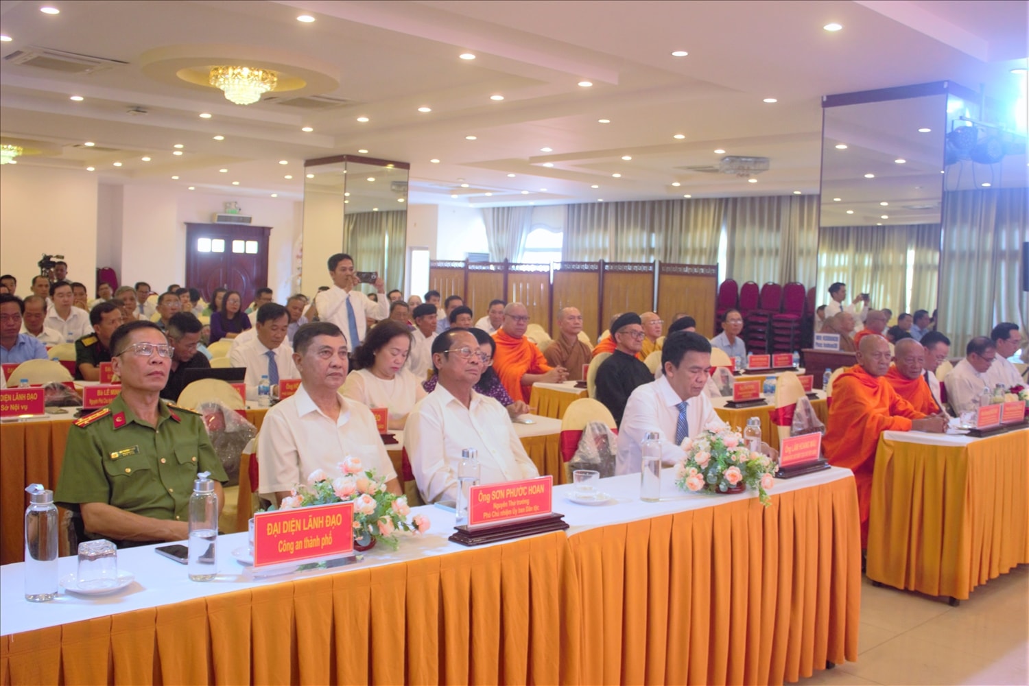 Các đại biểu tham dự họp mặt
