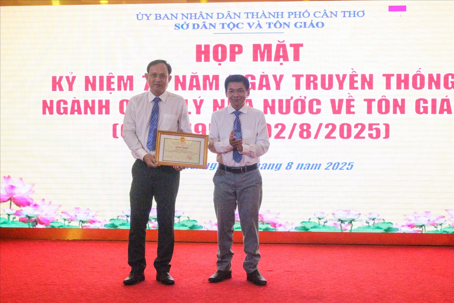 Ông Lâm Hoàng Mẫu, Giám đốc Sở Dân tộc và Tôn giáo TP. Cần Thơ, trao bằng khen cho tập thể có thành tích xuất sắc trong công tác quản lý nhà nước về tôn giáo