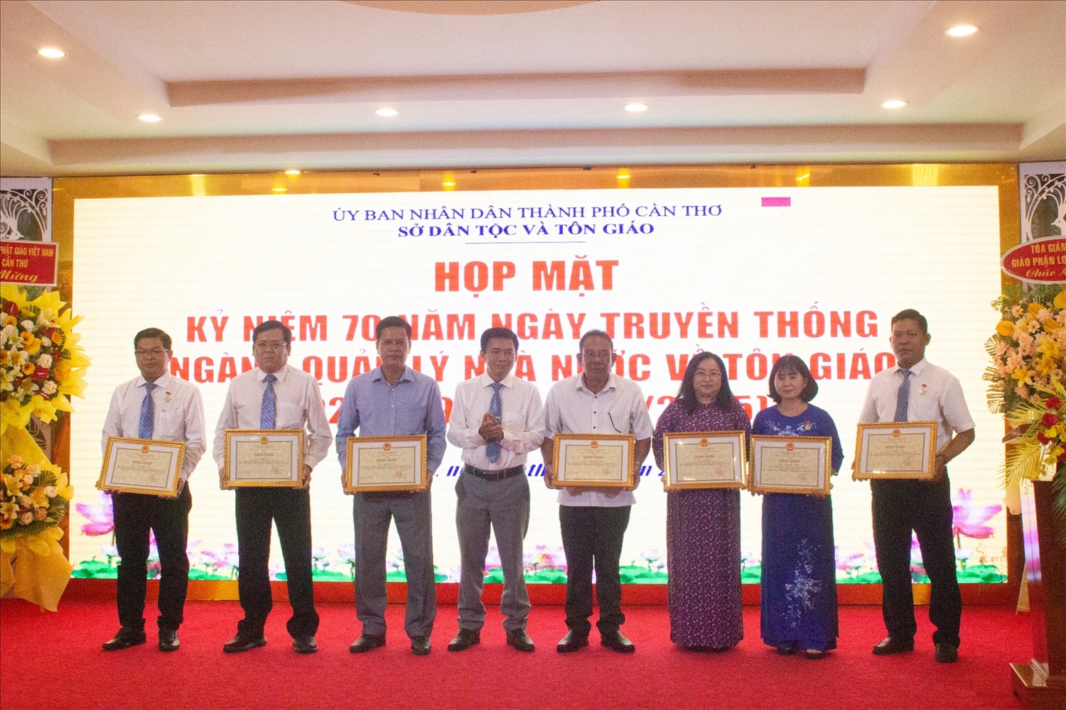 Ông Lâm Hoàng Mẫu, Giám đốc Sở Dân tộc và Tôn giáo TP. Cần Thơ, trao bằng khen cho cá nhân có thành tích xuất sắc trong công tác quản lý nhà nước về tôn giáo