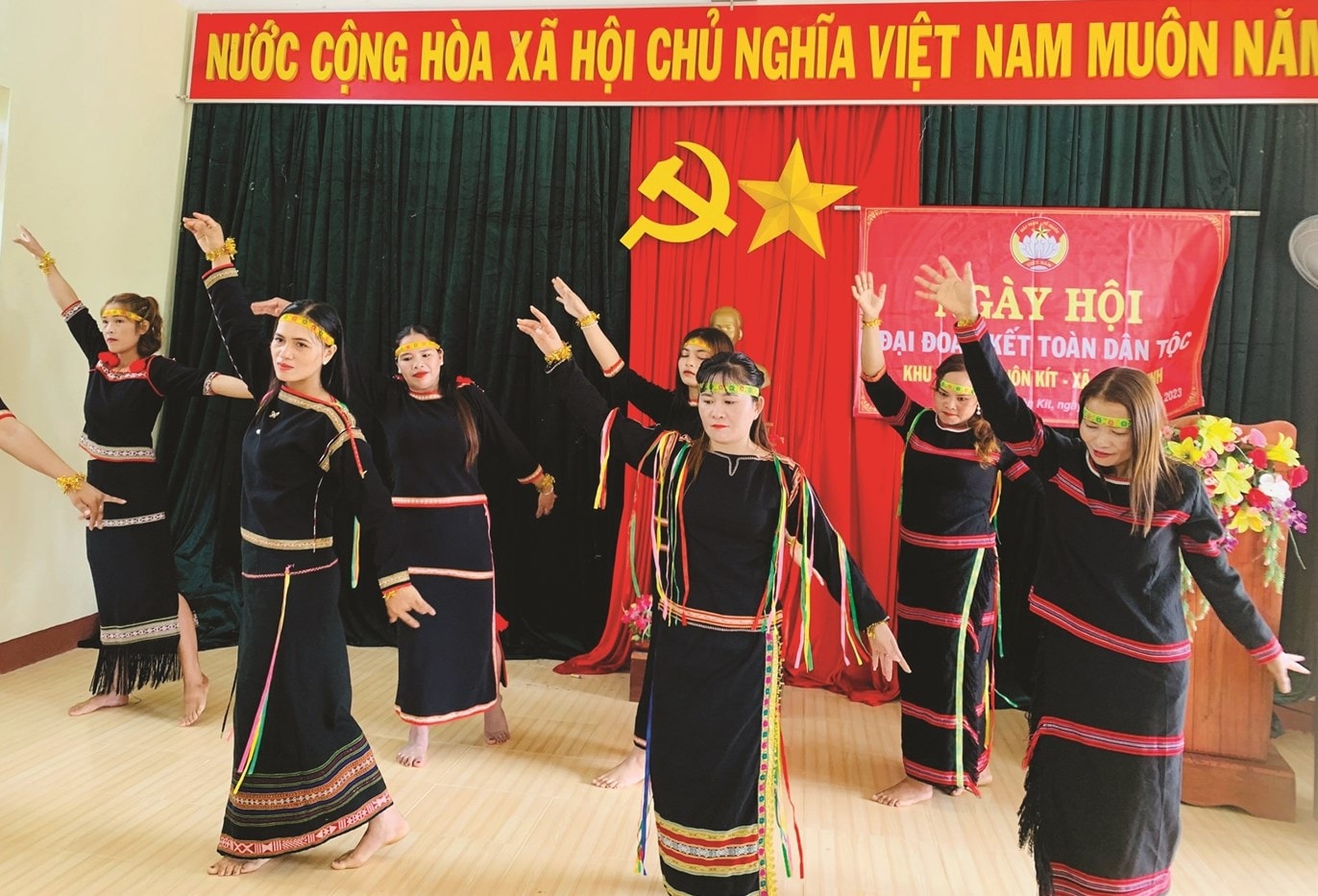 Đồng bào DTTS giữ gìn và phát huy văn hóa truyền thống. (Trong ảnh: Biểu diễn văn nghệ trong Ngày hội Đại đoàn kết khu dân cư ở buôn Kít, xã Sông Hinh, tổ chức vào tháng 11/2024