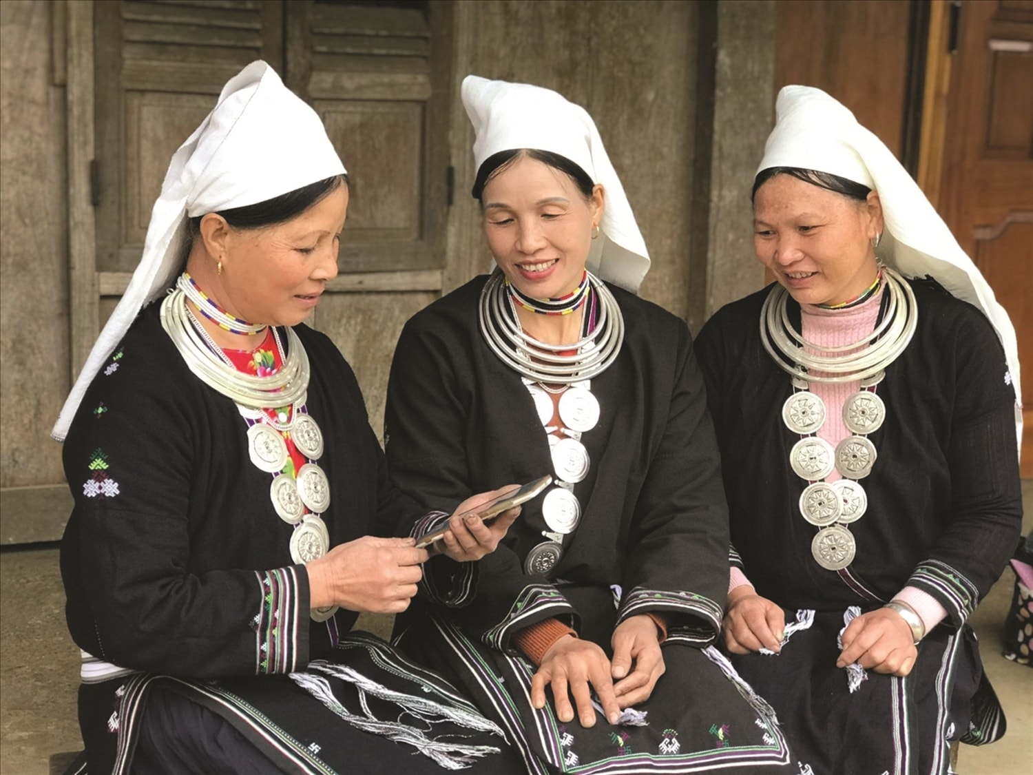 Phụ nữ dân tộc Dao, xã Hồng Thái, tỉnh Tuyên Quang tìm hiểu về chuyển đổi số qua điện thoại thông minh. Ảnh:Tư liệu