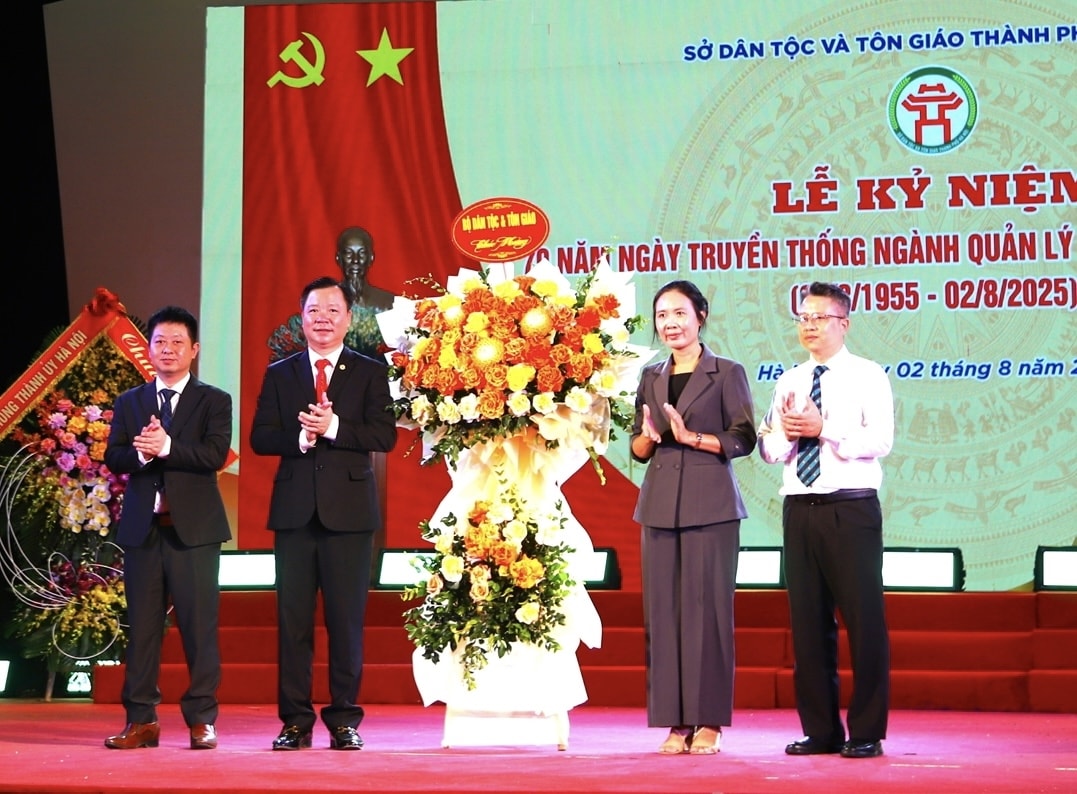 Bà Trần Thị Minh Nga, Phó Ban Tôn giáo Chính phủ -Bộ Dân tộc và Tôn giáo tặng hoa chúc mừng Sở Dân tộc và Tôn giáo TP. Hà Nội