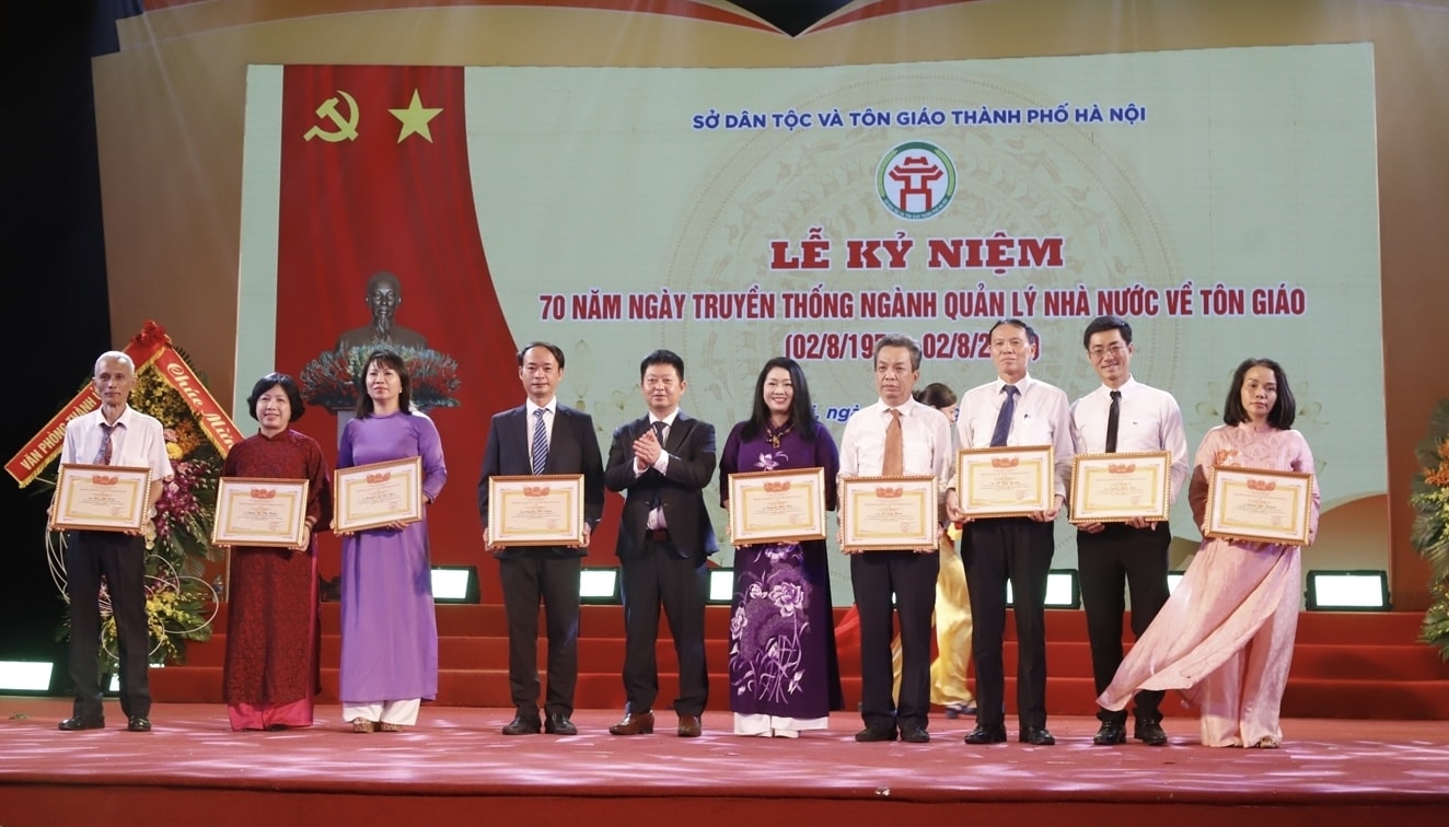 Các cá nhân tiêu biểu trong công tác tôn giáo được nhận Bằng khen của Thành ủy Hà Nội 
