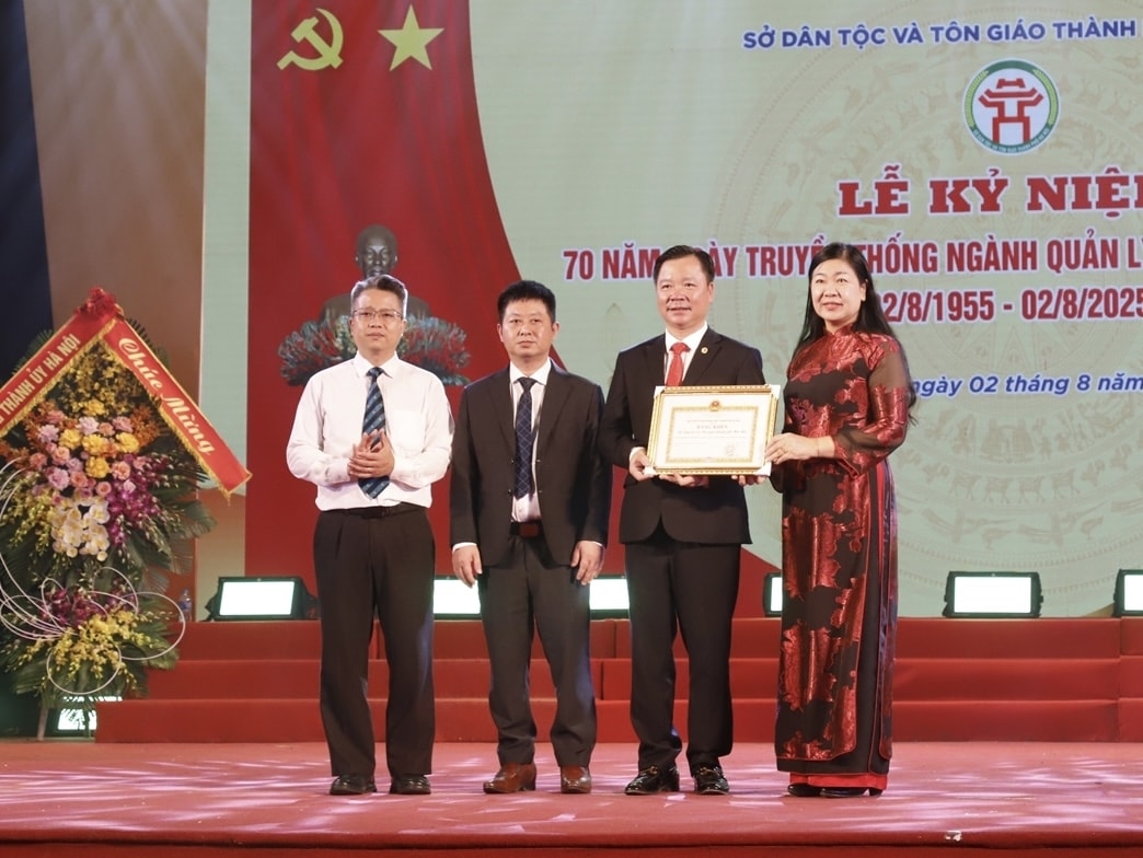 Chủ tịch Ủy ban Mặt trận Tổ quốc Việt Nam thành phố Hà Nội Nguyễn Lan Hương tặng giấy khen của Thành Ủy Hà Nội cho Sở Dân tộc và Tôn giáo