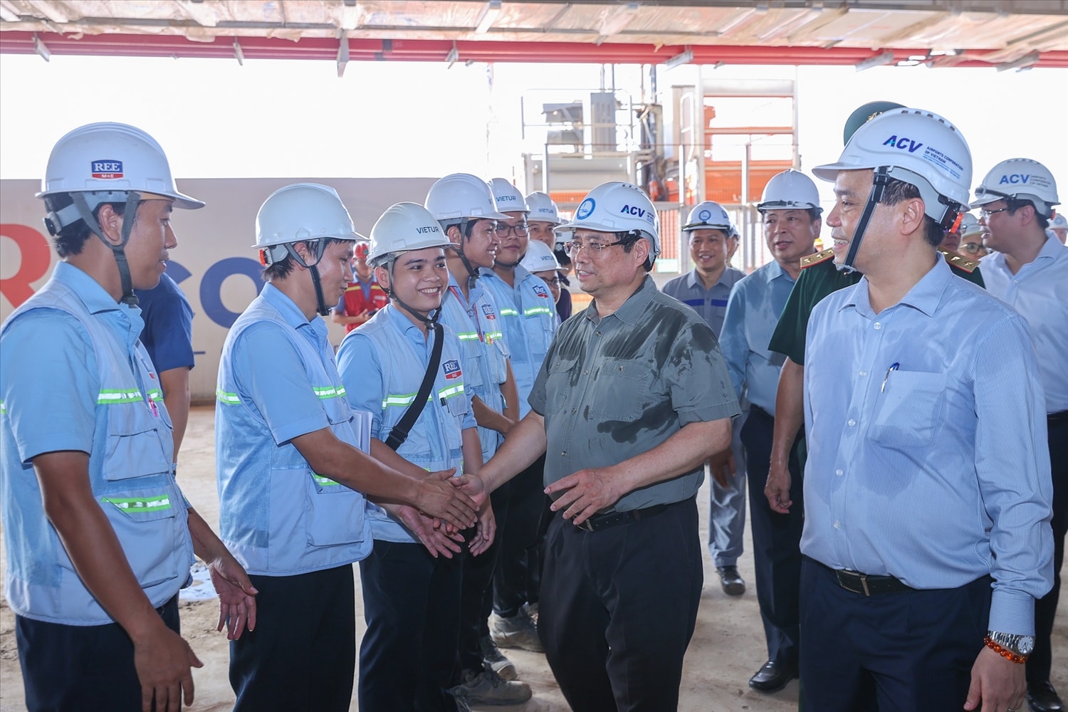  Thủ tướng động viên cán bộ, công nhân, người lao động trên công trường - Ảnh: VGP/Nhật Bắc