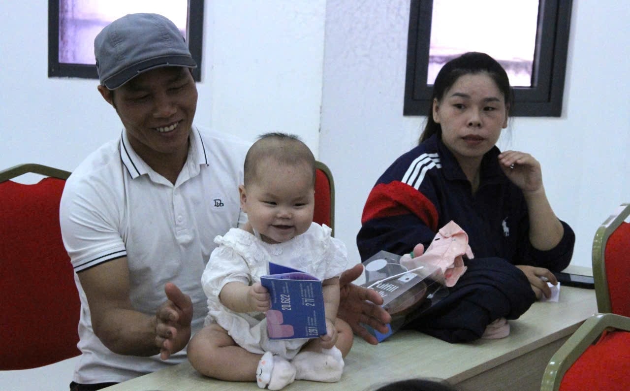 Vợ chồng chị Nông Thị Diện và anh Lê Văn Thủy vui đùa cùng con gái