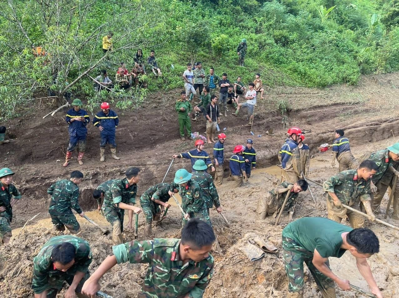 Các lực lượng chức năng gấp rút triển khai công tác tìm kiếm cứu nạn tại khu vực sạt lở (Ảnh IT)